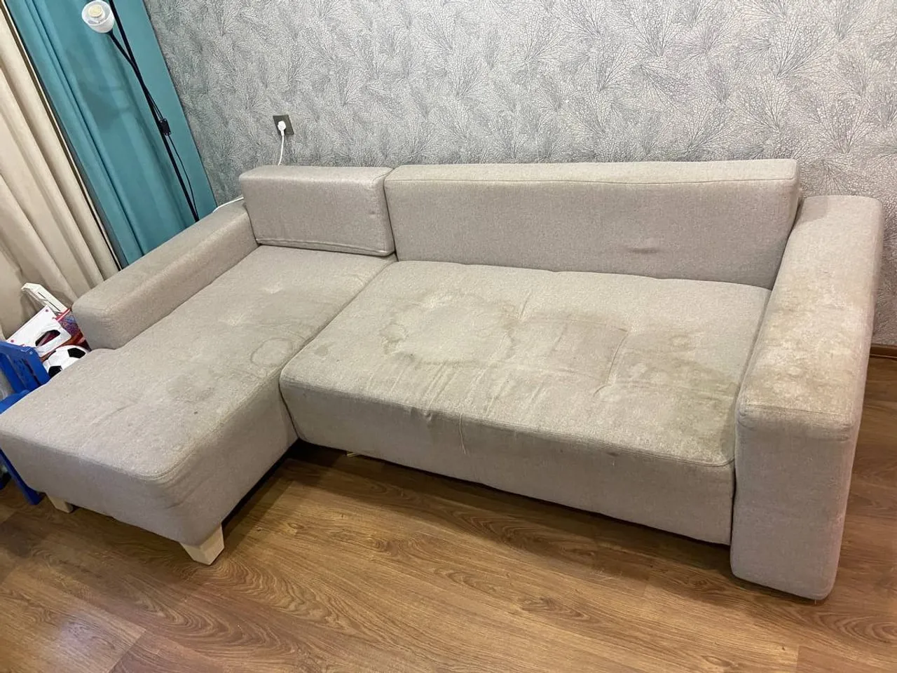 Светлый угловой диван до химчистки: круги на сиденье, пятна на оттоманке, грязный подлокотник